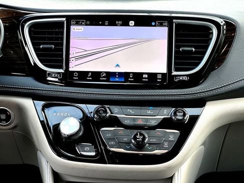 Used 2023 Chrysler Pacifica Limited image 31