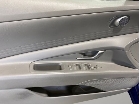 Used 2022 Hyundai Elantra SE image 9