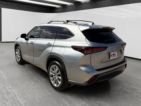 Used 2024 Toyota Highlander Limited FWD image 3