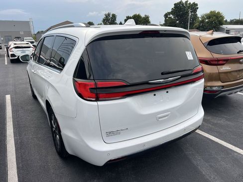 Used 2021 Chrysler Pacifica Touring-L FWD image 3