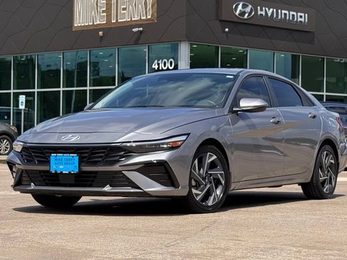 Certified 2025 Hyundai Elantra Limited FWD image 1