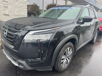 Used 2023 Nissan Pathfinder SL w/ Black Appearance Package AWD/4WD video 1