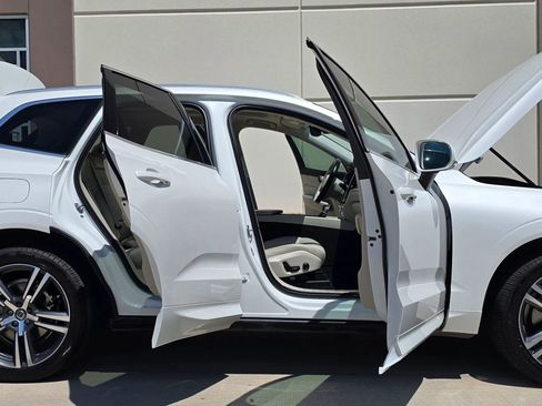 Used 2018 Volvo XC60 T6 Momentum w/ Vision Package AWD/4WD image 16