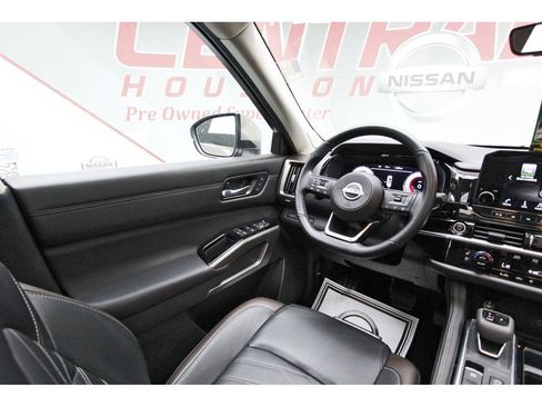 Used 2024 Nissan Pathfinder Platinum FWD image 6