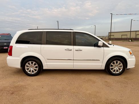 Used 2015 Chrysler Town & Country Touring w/ Driver Convenience Group image 4
