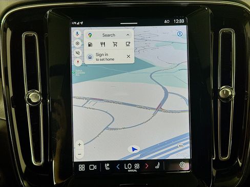 Used 2025 Volvo XC40 B5 Core image 22