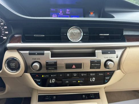 Used 2014 Lexus ES 350 w/ Premium Package FWD image 31