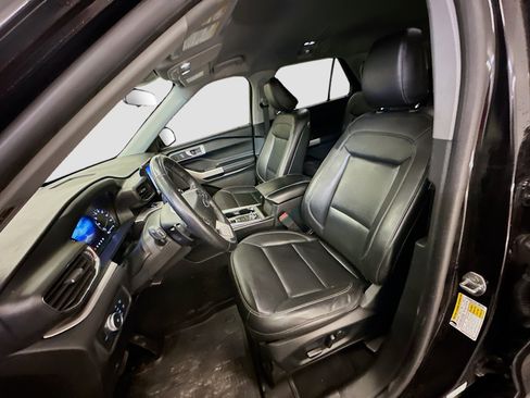 Used 2020 Ford Explorer XLT w/ Equipment Group 202A AWD/4WD image 13