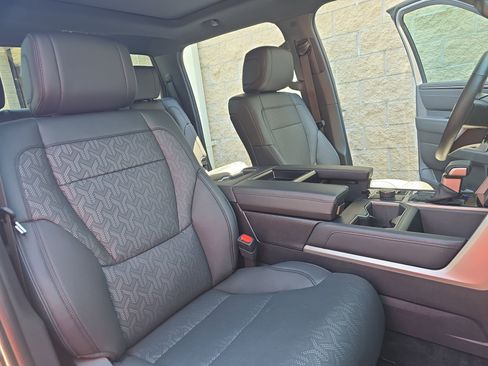 Used 2025 Toyota Tundra Limited AWD/4WD image 10