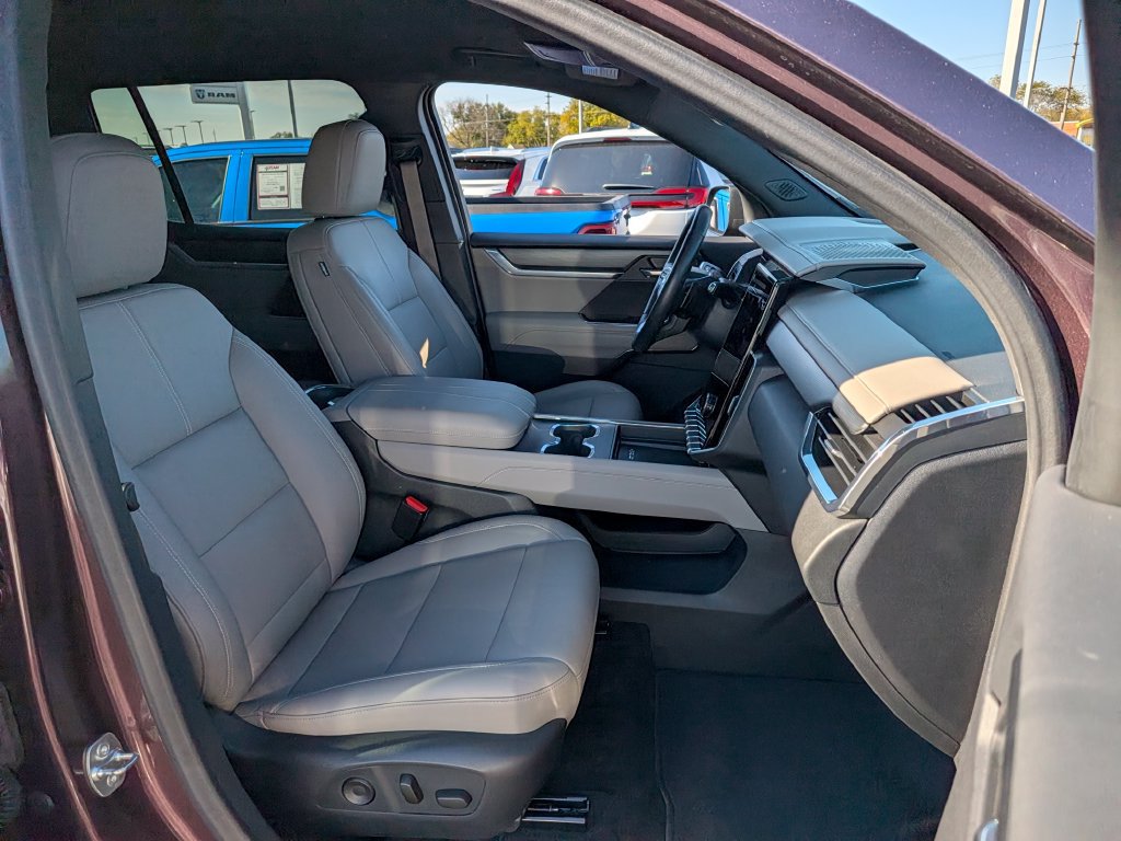 Used 2024 GMC Acadia Elevation FWD image 23