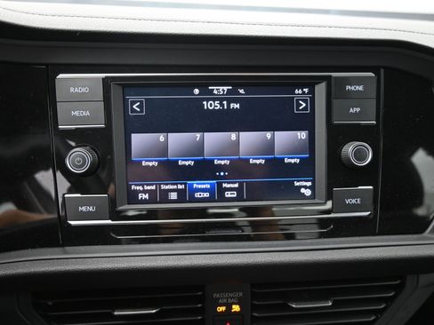 Used 2024 Volkswagen Jetta SE image 17