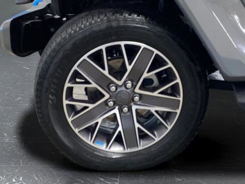 Used 2022 Jeep Wrangler Unlimited Sahara image 35