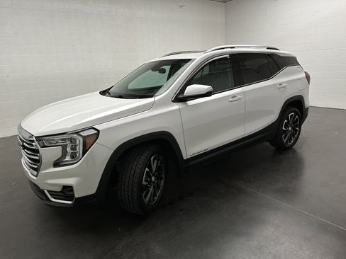 Used 2022 GMC Terrain SLT w/ Infotainment Package II AWD/4WD image 4