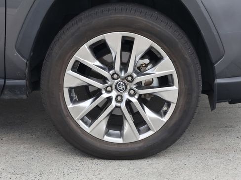 Used 2019 Toyota RAV4 XLE Premium FWD image 11