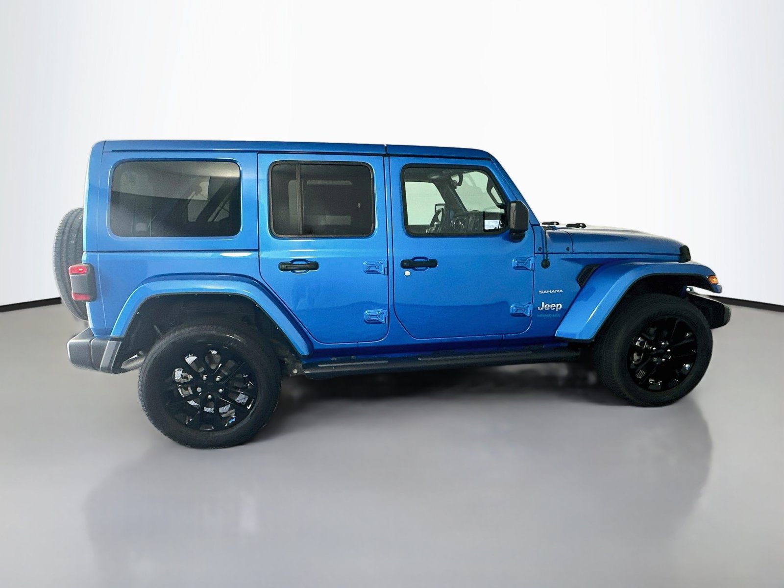 Used 2022 Jeep Wrangler Unlimited Sahara w/ Cold Weather Group AWD/4WD image 8