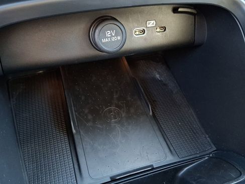 Certified 2025 Volvo XC40 B5 Core image 25