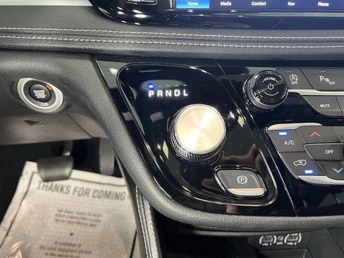 Used 2025 Chrysler Pacifica Limited image 13