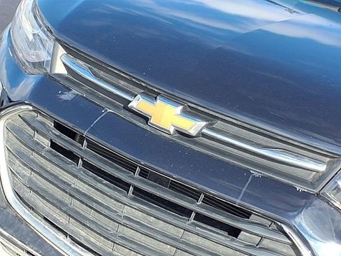 Used 2022 Chevrolet Trax LT w/ LT Convenience Package image 24