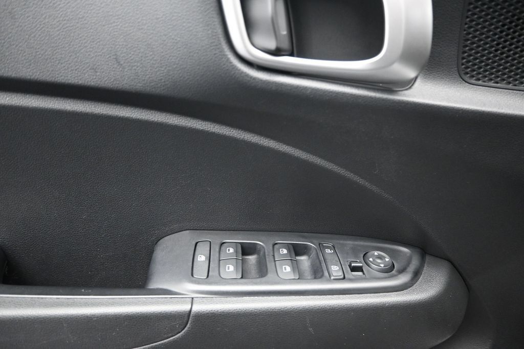 Used 2025 Hyundai Venue SEL FWD image 16