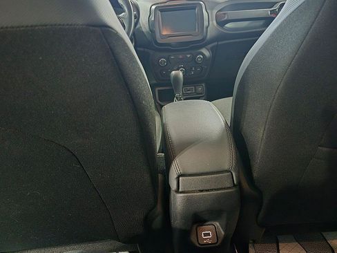 Used 2019 Jeep Renegade Altitude w/ Quick Order Package 2XM FWD image 17
