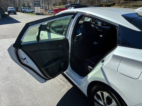 Used 2022 Toyota Prius Prime Limited image 14