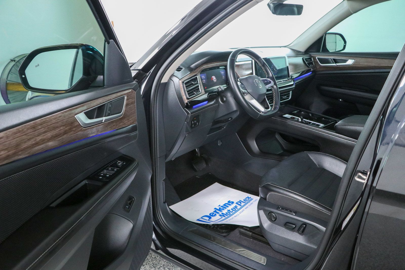 Used 2024 Volkswagen Atlas SEL AWD/4WD image 3