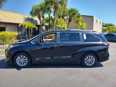Used 2021 Toyota Sienna XLE AWD/4WD image 9