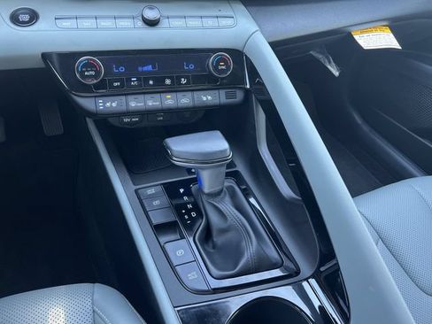 Certified 2025 Hyundai Elantra Limited FWD image 27