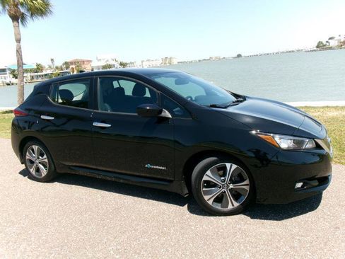 Used 2018 Nissan Leaf SV w/ SV Technology Package FWD image 16