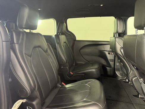Used 2025 Chrysler Pacifica Select FWD image 13
