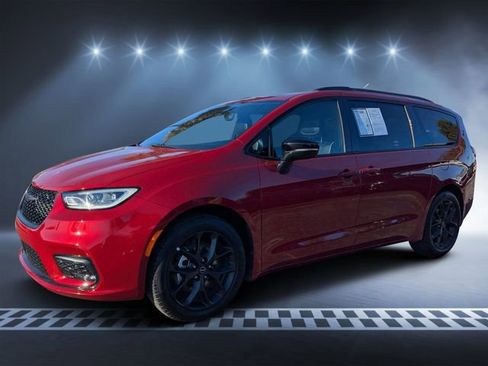 Used 2025 Chrysler Pacifica Limited FWD image 7