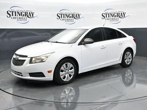 Used 2014 Chevrolet Cruze LS FWD image 3