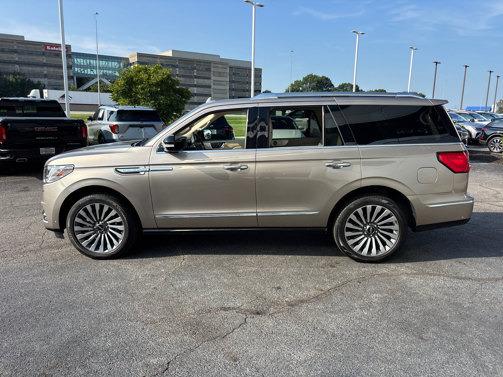 Used 2019 Lincoln Navigator Reserve AWD/4WD image 4
