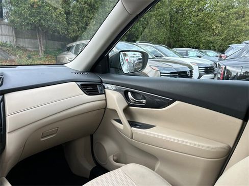 Used 2017 Nissan Rogue SV image 24