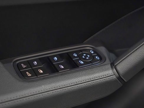 Certified 2025 Porsche Cayenne image 23