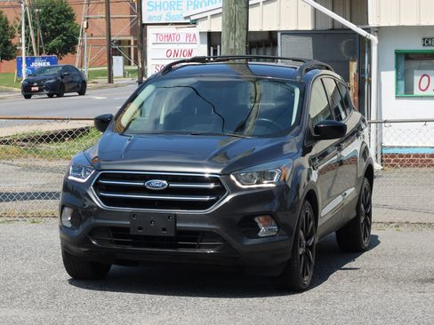 Used 2018 Ford Escape SE w/ SE Sport Appearance Package AWD/4WD image 3