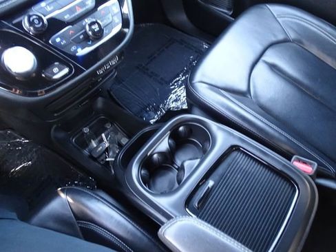 Used 2022 Chrysler Pacifica Touring-L w/ S Appearance Package image 12