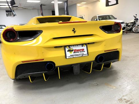 Used 2017 Ferrari 488 Spider image 8