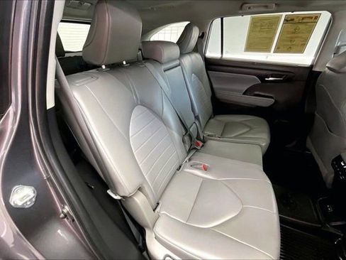 Used 2023 Toyota Highlander XLE FWD image 19