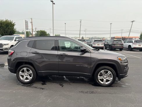 Used 2024 Jeep Compass Latitude AWD/4WD image 6