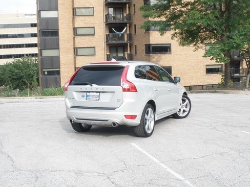 Used 2011 Volvo XC60 T6 R-Design w/ Convenience Pkg AWD/4WD image 16