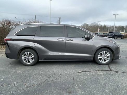 Used 2022 Toyota Sienna Limited image 5