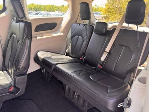 Used 2023 Chrysler Pacifica Touring-L FWD image 12
