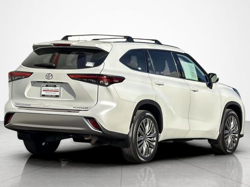 Used 2023 Toyota Highlander Platinum image 5