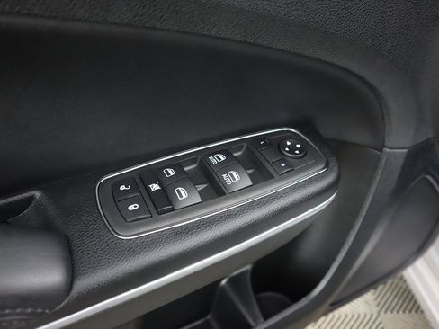 Used 2023 Chrysler 300 Touring w/ Sport Appearance Package image 33