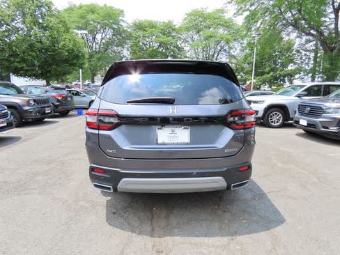 Used 2025 Honda Pilot Touring image 5