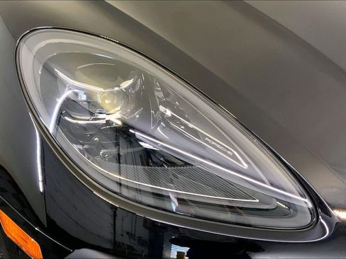 Used 2025 Porsche Macan image 12