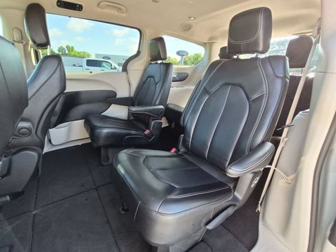 Used 2024 Chrysler Pacifica Touring-L FWD image 29