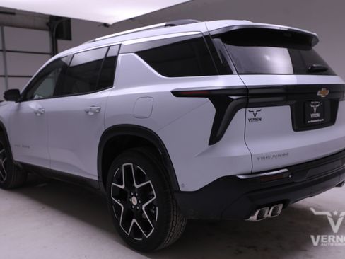 New 2026 Chevrolet Traverse High Country FWD image 3
