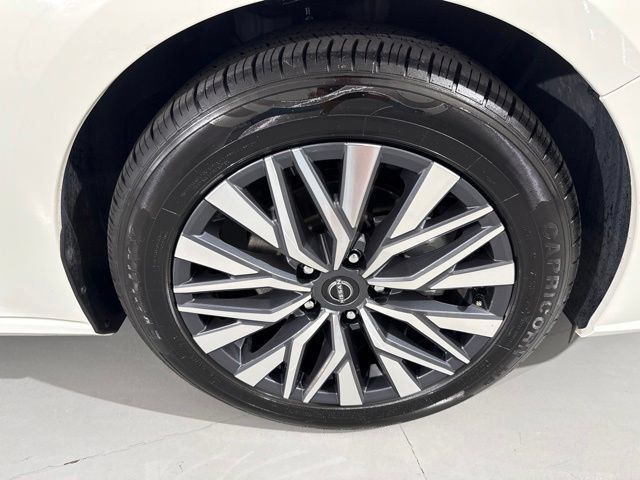 Used 2025 Nissan Altima 2.5 SV FWD image 13